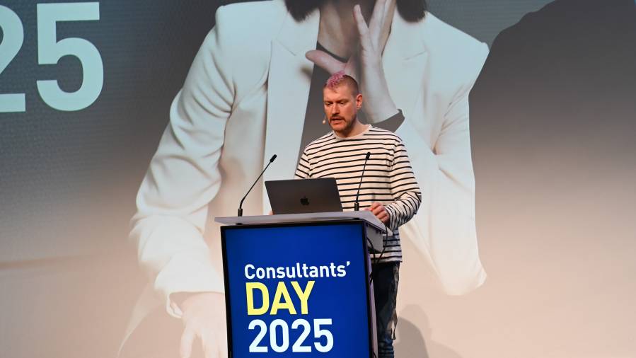 Sascha Lobo steht hinter Pult mit großem „Consultants’ Day 2025“-Schriftzug